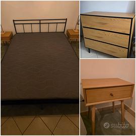 Struttura letto, materasso, cassettiera e due como