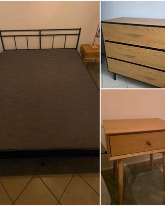 Struttura letto, materasso, cassettiera e due como