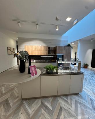 Cucina con isola – completa di elettrodomestici