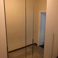 Armadio con ante a specchio