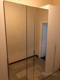 Armadio con ante a specchio