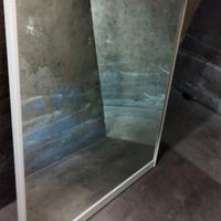 specchiera perfetta però il riflesso da il muro