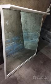 specchiera perfetta però il riflesso da il muro