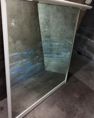 specchiera perfetta però il riflesso da il muro