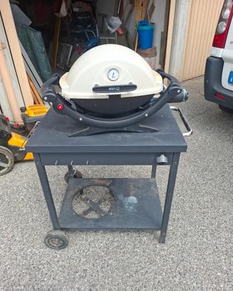 barbecue a gas weber. con carrello