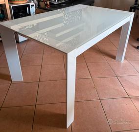 Tavolo da cucina allungabile + 4 sedie