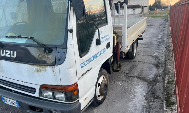 ISUZU CON GRU CASSONE FISSO