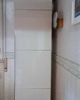 Armadio con struttura bianca