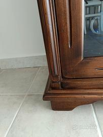 Vetrina legno massello di tulipier tinteggiato. 