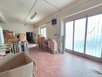 Immobile di 208 m² con 1 locale a Signa
