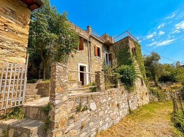 Rustico / Casale di 150 m² con più di 5 locali a E