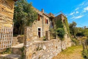 Rustico / Casale di 150 m² con più di 5 locali a E