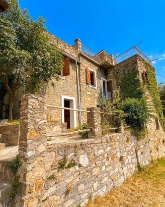 Rustico / Casale di 150 m² con più di 5 locali a E