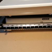 Bilancia pesa neonato