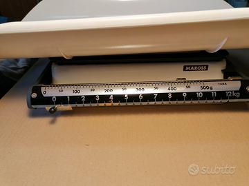 Bilancia pesa neonato