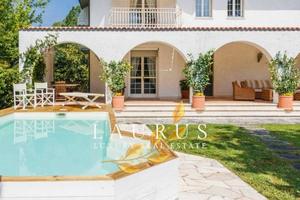 Villa di 315 m² con più di 5 locali e box auto a F