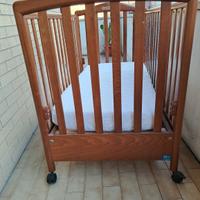 Lettino con materasso per neonato