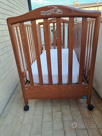 Lettino con materasso per neonato