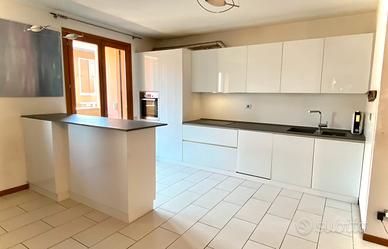 CUCINA MODERNA quarzo e vetro bianco.