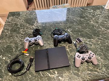 PlayStation 2 con 3 controller e PES 2006