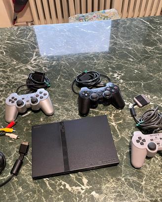 PlayStation 2 con 3 controller e PES 2006