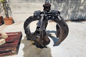 Benna a polipo (peso ca. 180 kg)  Buone condizioni