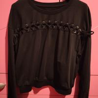 Maglia nera con lacci decorativi 