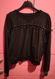 Maglia nera con lacci decorativi 