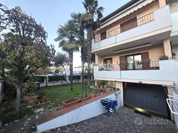 VILLETTA A SCHIERA DI TESTA CON GIARDINO E BOX A P