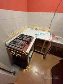 Cucina con elettrodomestici 