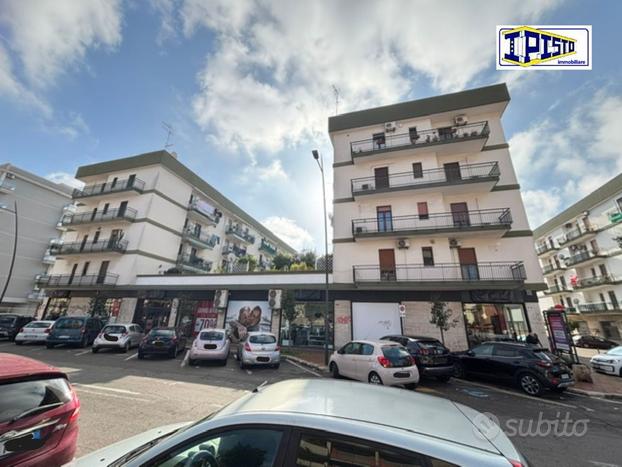 Locale in via Dante mq 800 con 22 vetrine