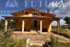 Villa di 300 m² con più di 5 locali e box auto dop