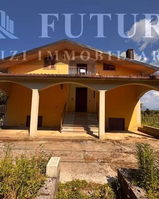 Villa di 300 m² con più di 5 locali e box auto dop