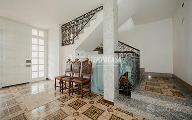 VILLA COMPOSTA DA TRE APPARTAMENTI