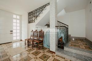 VILLA COMPOSTA DA TRE APPARTAMENTI