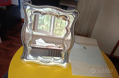 Cornice d'argento con specchio e vetro