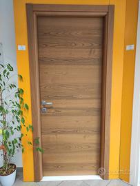 Porta a battente in legno