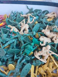 soldatini in plastica di varie misure, usati