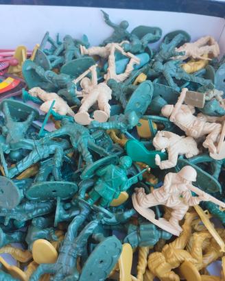 soldatini in plastica di varie misure, usati