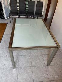 Tavolo Moderno in Vetro e Metallo