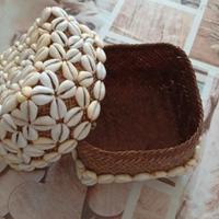 cesta con coperchio in bambu' e conchiglie