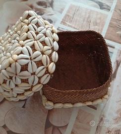 cesta con coperchio in bambu' e conchiglie