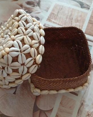 cesta con coperchio in bambu' e conchiglie