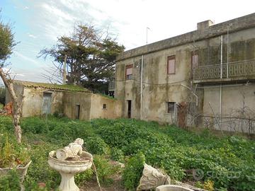 Rustico con vecchio agrumeto e oliveto