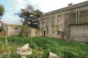 Rustico con vecchio agrumeto e oliveto