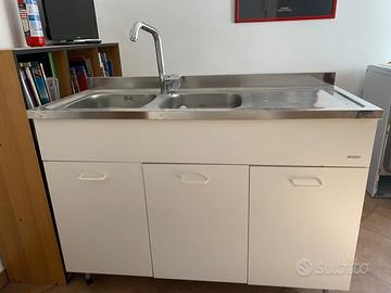 Lavandino in acciaio cucina con rubinetto e mobile