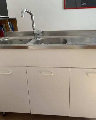 Lavandino in acciaio cucina con rubinetto e mobile