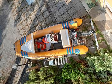 Gommone con motore e carrello