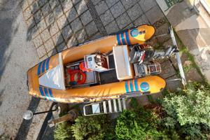 Gommone con motore e carrello