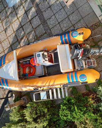 Gommone con motore e carrello